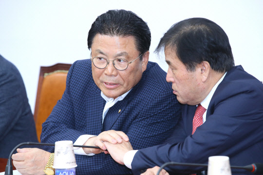 한국당 총선기획단장인 박맹우 사무총장(왼쪽)이 21일 국회에서 열린 전략회의에서 총선기획단 총괄팀장 이진복 의원과 대화를 나누고 있다. 연합뉴스